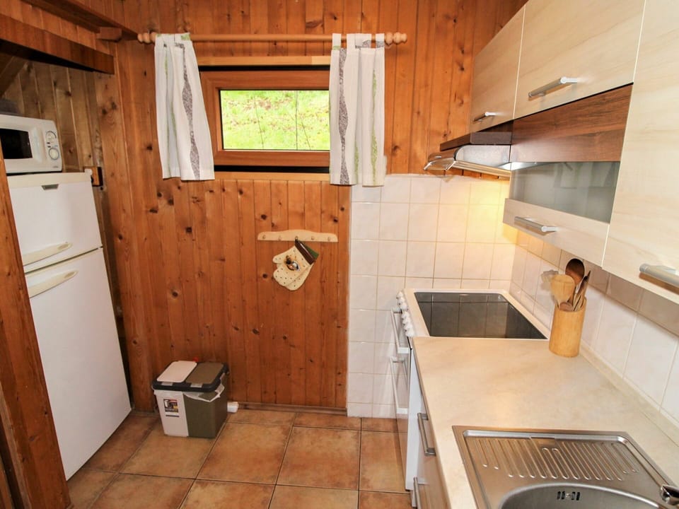 Property, Cabinetry, Sink, Kitchen Sink, Window, Wood, Tap, Interior Design, Refrigerator, Countertop