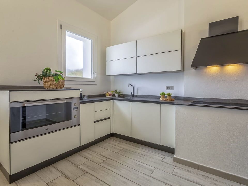 Cabinetry, Countertop, Kitchen Stove, Kitchen, Wood, Tap, Interior Design, Architecture, Flooring, Kitchen Appliance