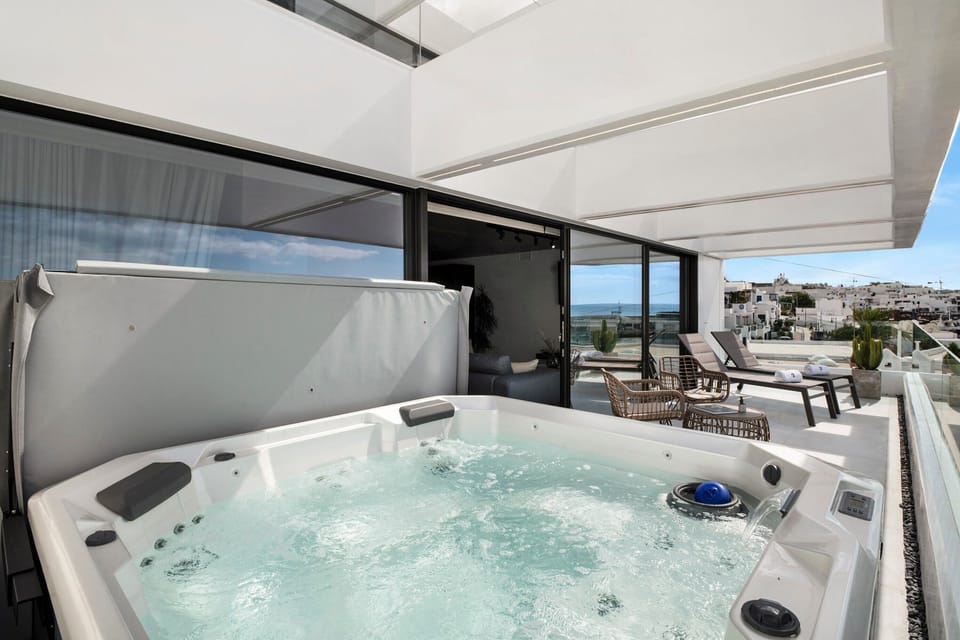 Outdoor spa tub