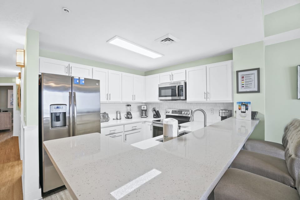 Kitchen with Breakfast Bar