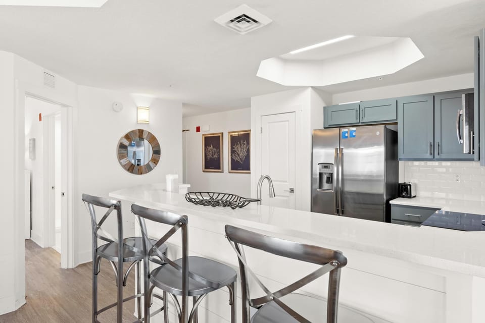 Kitchen with Breakfast Bar