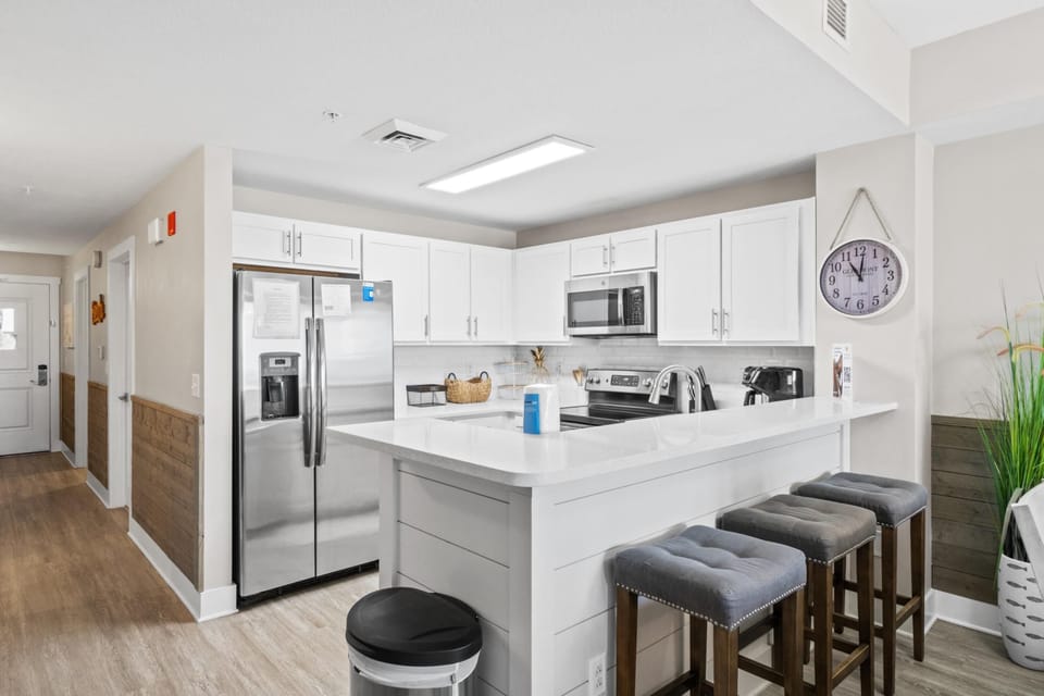 Kitchen with Breakfast Bar