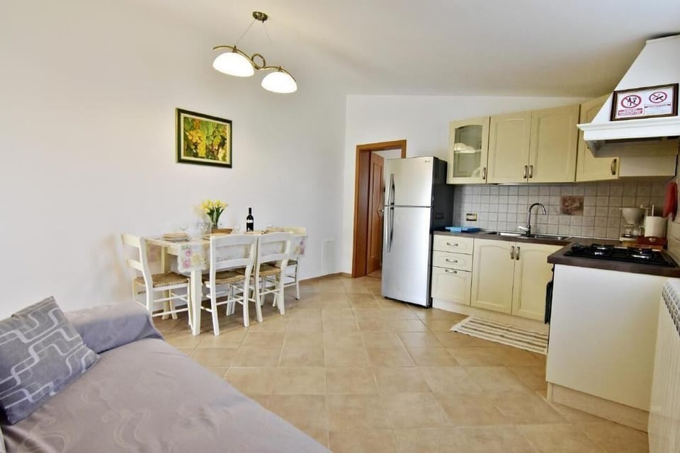 The equipped eat-in kitchen, the sofa bed and the dining table with 4 chairs.