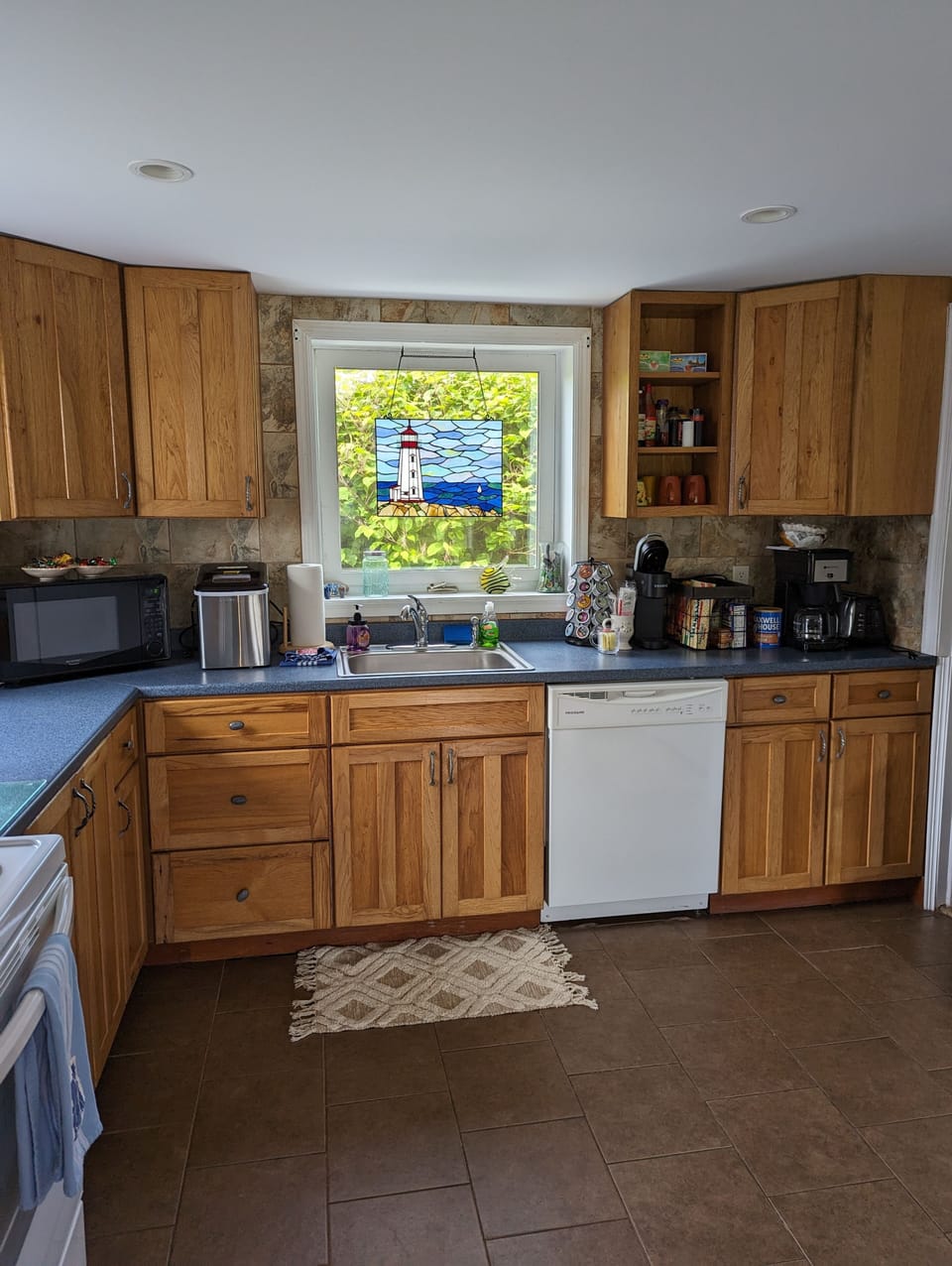 Full kitchen with 2 coffee makers and a dishwasher 