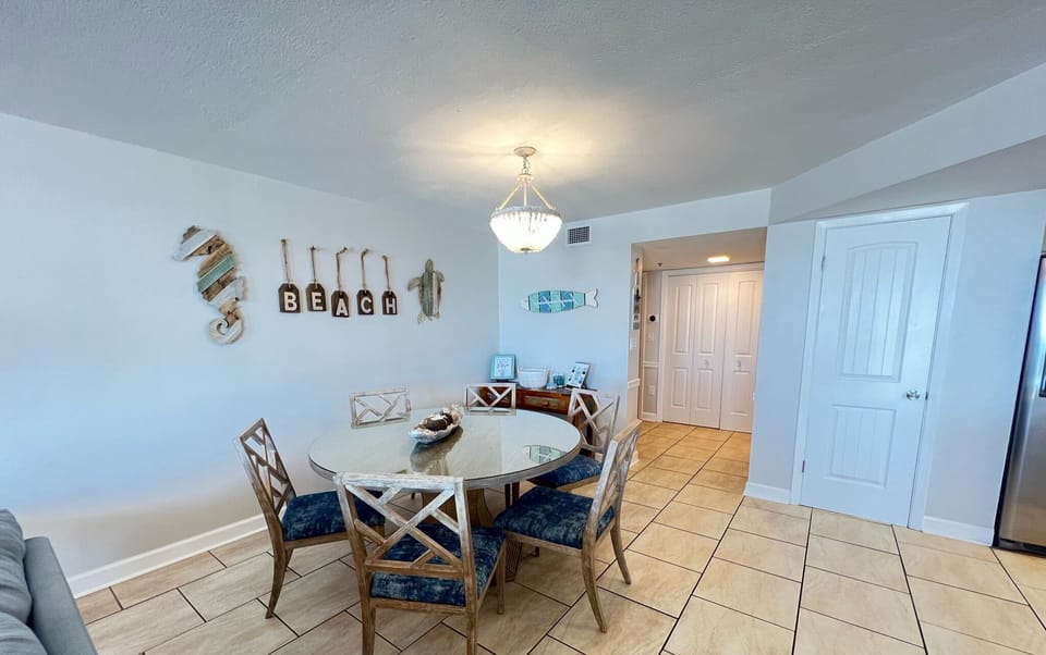 Dining room with seating for 6.  The bar also has seating for 2