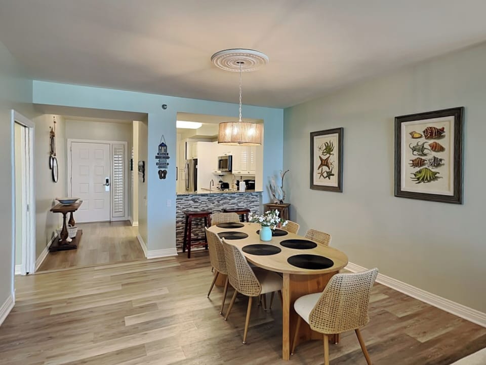 Dining Area - Table and Bar Seating