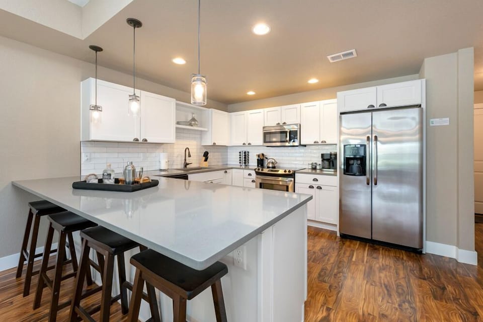 Bright Kitchen with Breakfast Bar | Seats 4