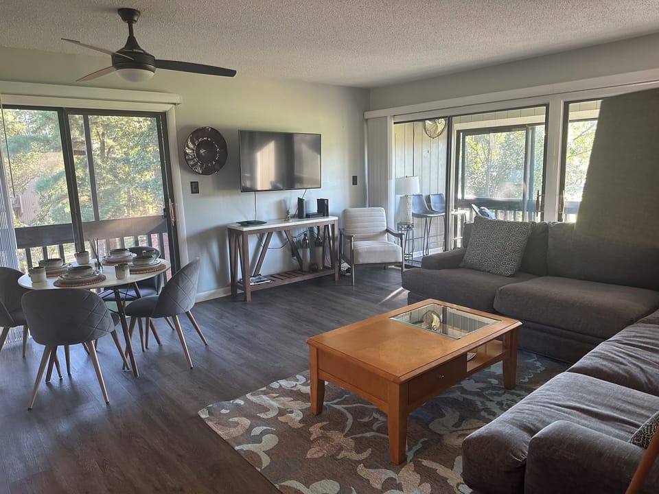 Spacious great room, smart TV, closed Balcony - relax after golf /Harness track