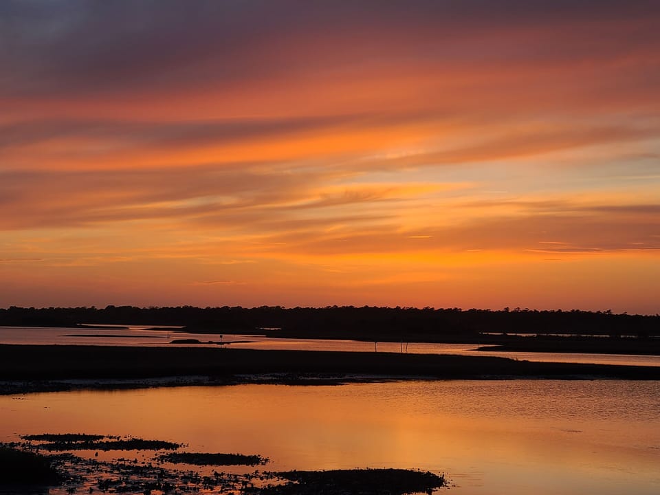 Enjoy sunsets on the intercoastal water way at Batts park a 3 min walk 
