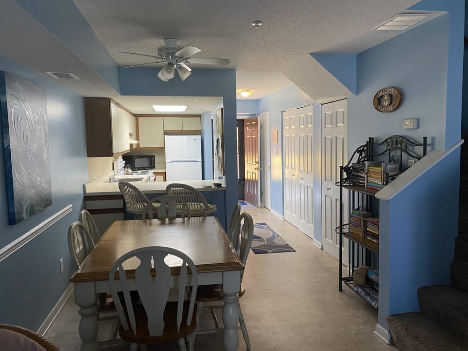 Open concept - Kitchen counter seating for 2 plus 6 at the table! 