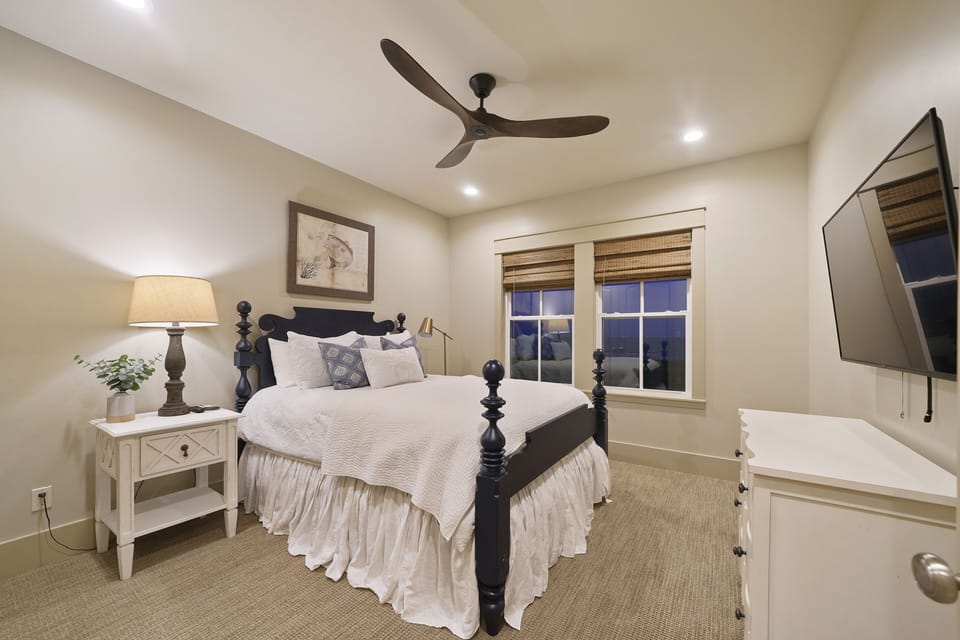 Upstairs secondary bedroom.
