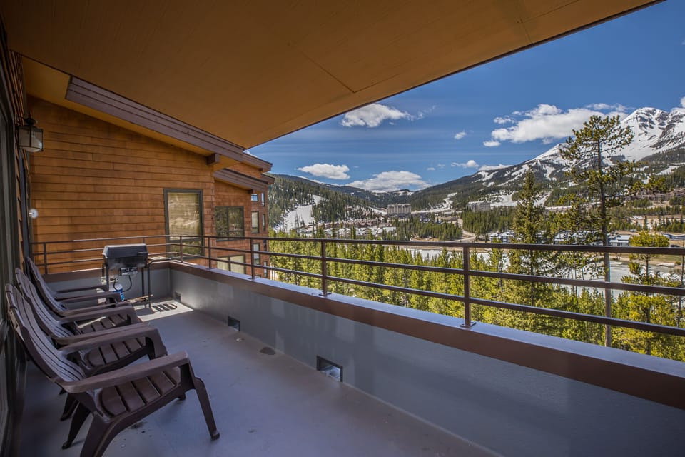 Gorgeous mountain views from the balcony | Exterior