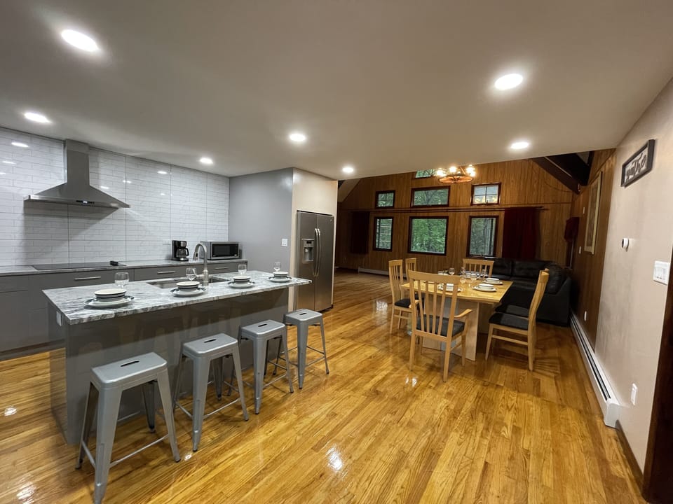 Large Modern Open Concept Kitchen with 6' Center Island