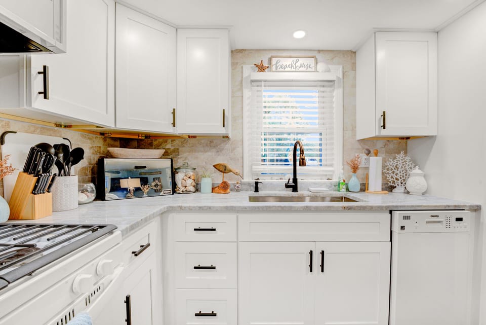 Newly remodeled, fully equipped kitchen with granite, ice/water dispenser, gas