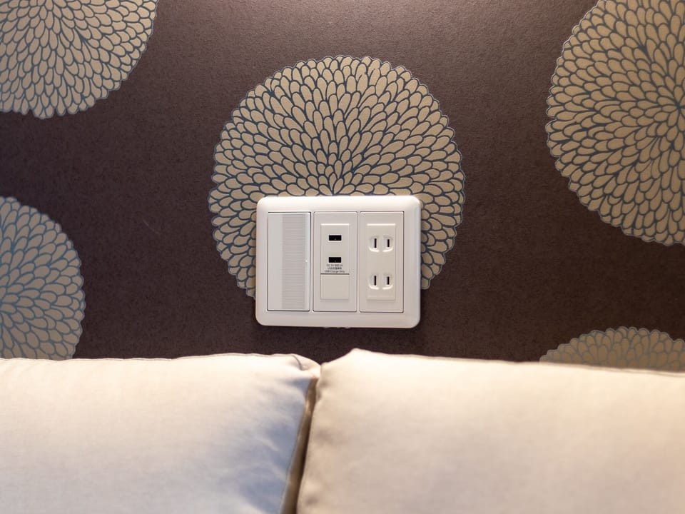 The sofa space also has a USB outlet, making it ideal for charging mobile phones. The sofa space also has a USB outlet, making it ideal for charging mobile phones.