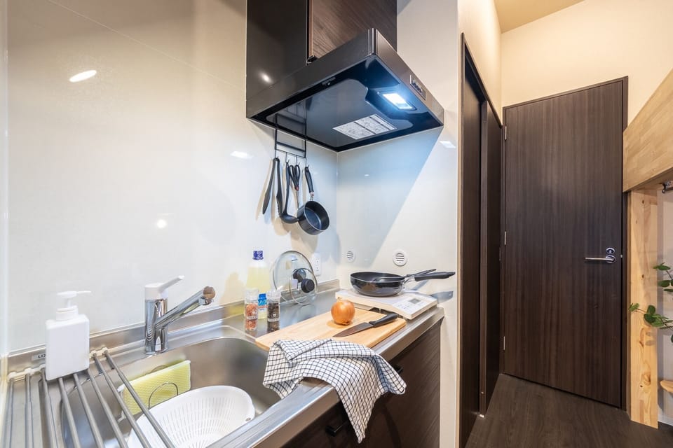 You can also prepare your own meals with kitchen facilities. The basic set of seasonings (oil, salt, pepper) is installed in the kitchen. You can also prepare your own meals with kitchen facilities. The basic set of seasonings (oil, salt, pepper) is installed in the kitchen.