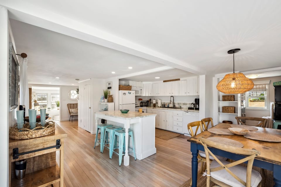Fully equipped kitchen with 3-person eat-in island