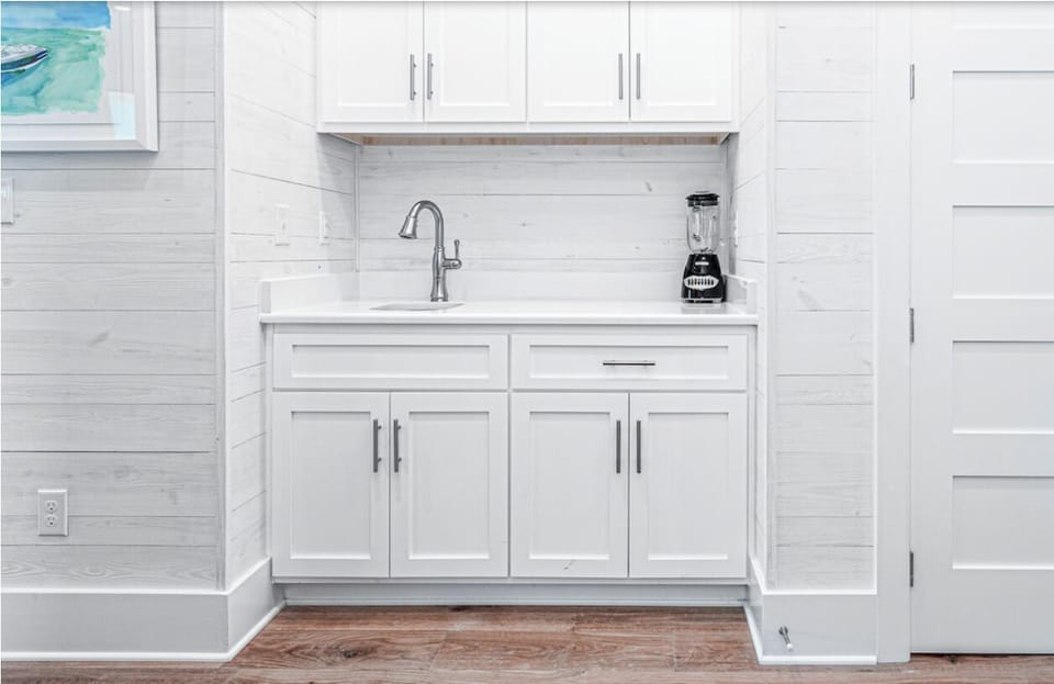 mini we bar area off of the kitchen 