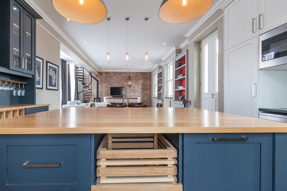 Open plan kitchen/dining/living room