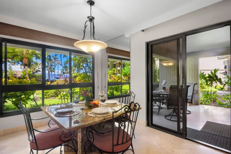 Airy kitchen nook with beautiful views of the inner courtyard & lani