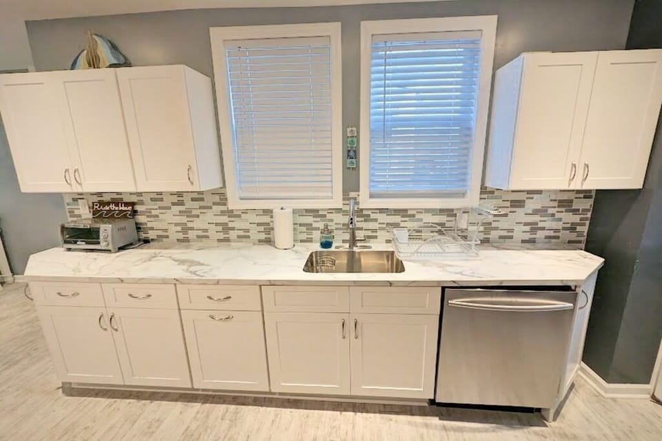 Rise and shine with a homemade breakfast cooked in this modern kitchen!