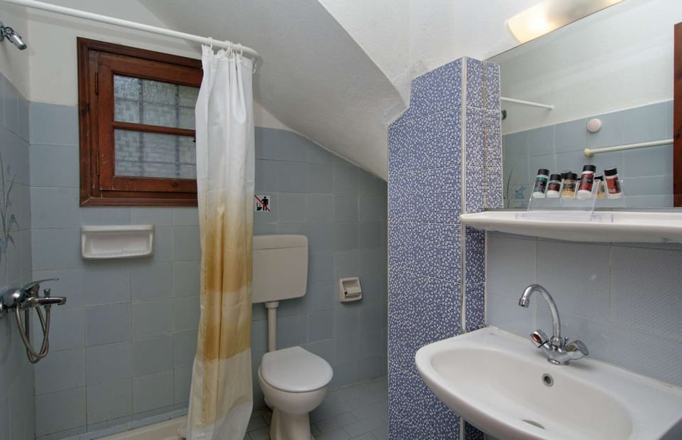 Interior view App 2 bathroom