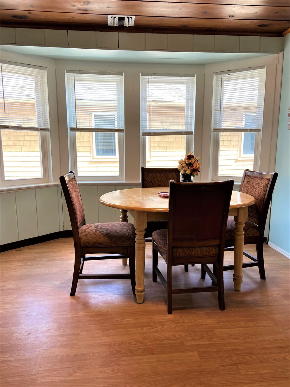 Kitchen table for 4-guest as well as our table located in the foyer.
