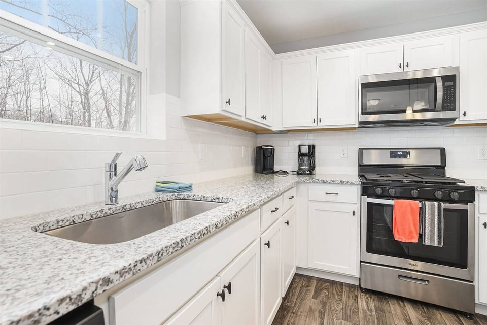 Stainless steel appliances, granite counters