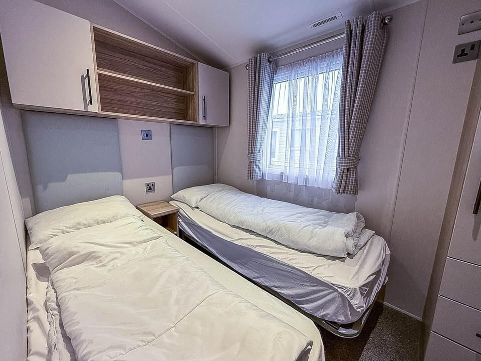 Whether you're planning a staycation or a spontaneous getaway, Pakefield Holiday Park in Lowestoft, Suffolk, offers the perfect spot for last-minute family holidays.