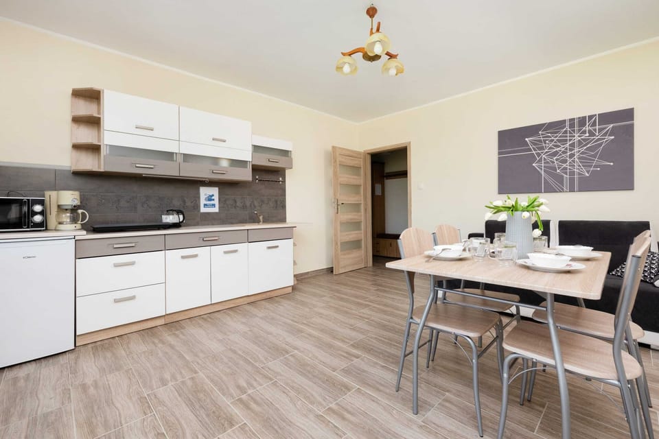 Fully equipped kitchenette. 