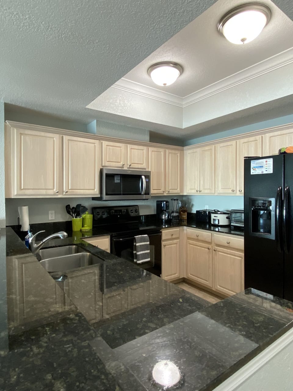 Refrigerator, freezer with icemaker