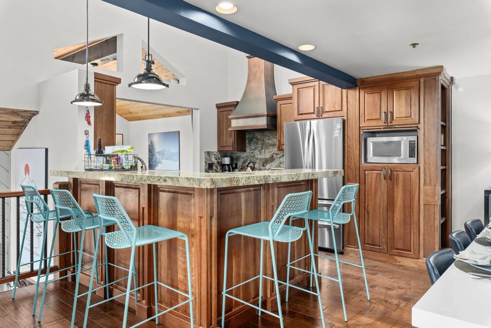 Extra seating for 5 around the granite counter