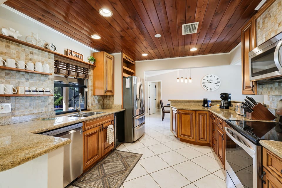 Fully stocked kitchen!