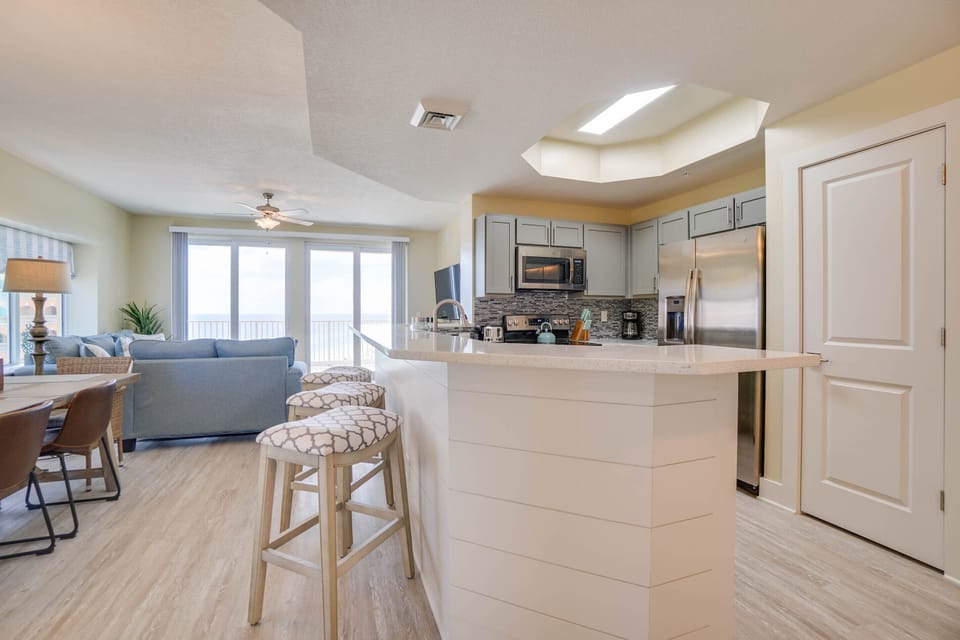Kitchen with Breakfast Bar