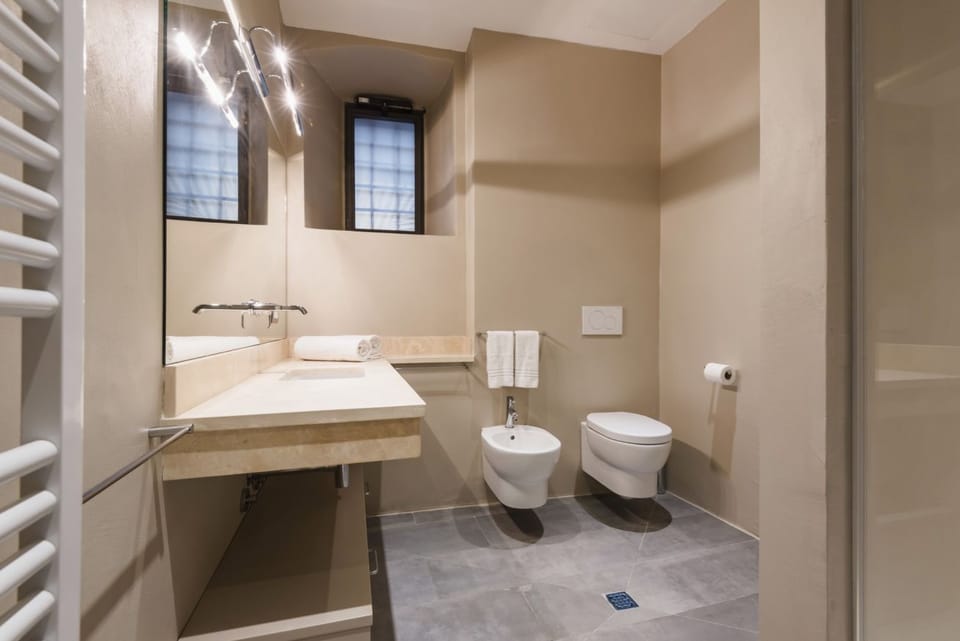 THE KITCHEN: The kitchen is well-equipped: The cabinets contain plates, glasses, cups, pots, coutellerie.Il There is an induction cooktop, an oven, a large fridge and freezer, a dishwasher, and a double sink with the Apartment in Florence