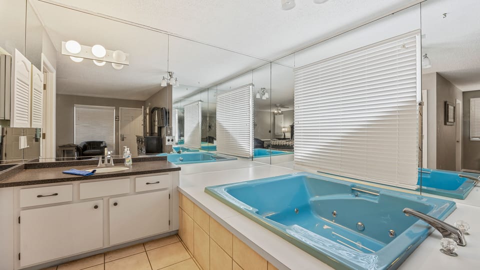 Bedroom #1 - Bathroom with jacuzzi tub