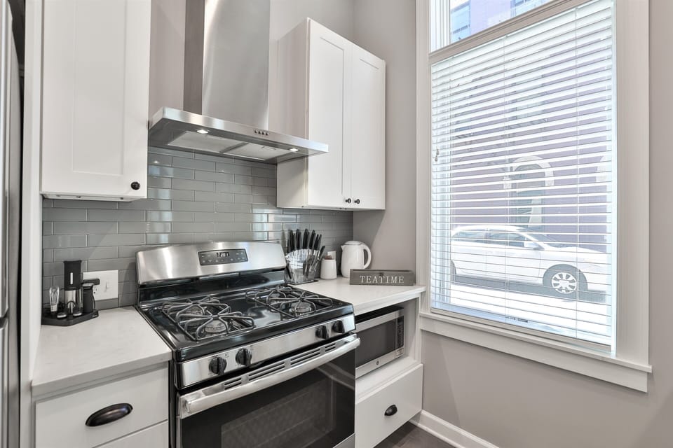 fully stocked kitchen w/ appliances & accessories needed