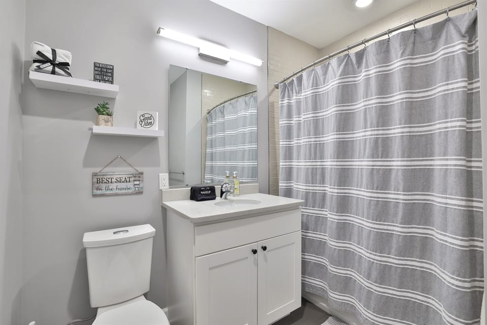 bathroom w/ a shower/tub combo