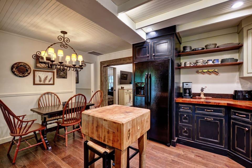 Kichen Island/Dining