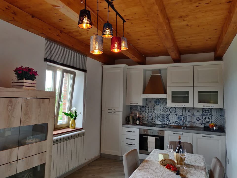 Spacious and bright with a dining table