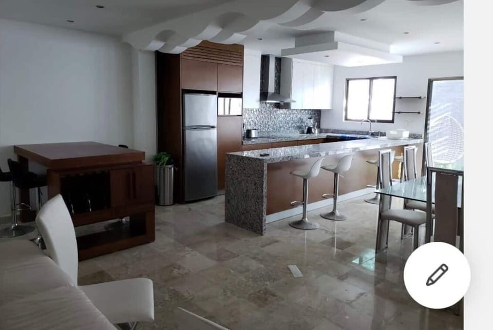 Equiped kitchen and breakfast bar