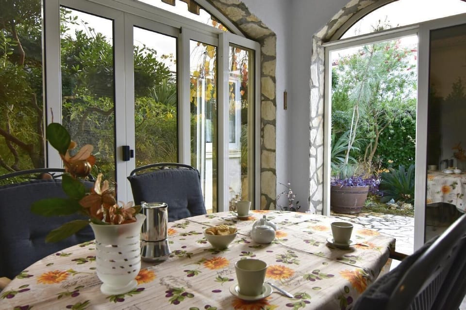 The veranda with table and chairs with exit to the garden