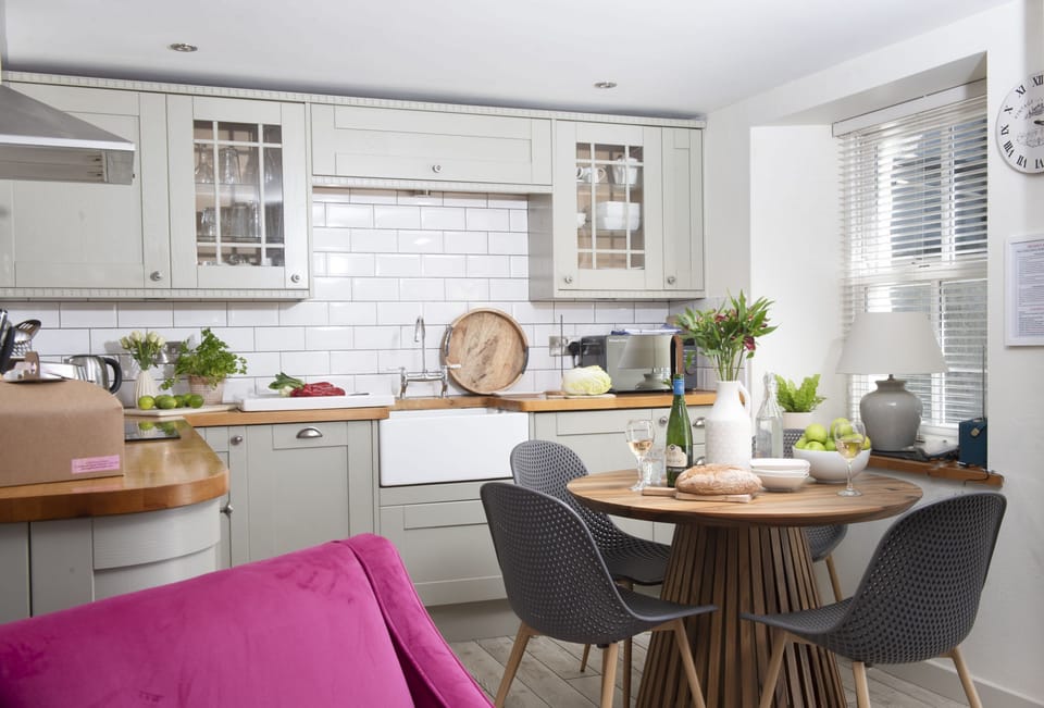 Oriel Cottage, St Agnes. Ground floor: There is a lovely kitchen area and a dining table with seating for four guests