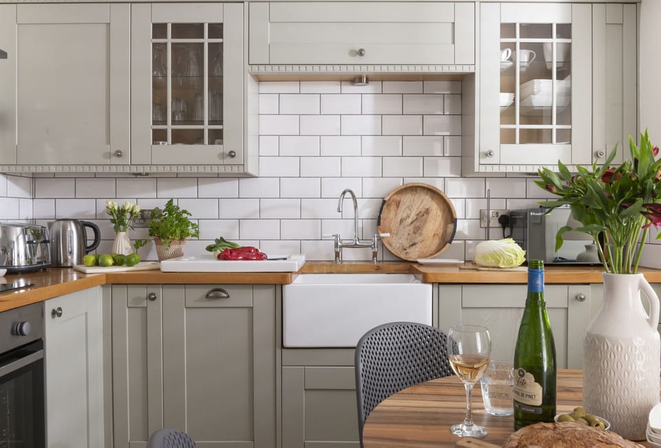 Oriel Cottage, St Agnes. Ground floor: Superbly equipped with a four-ring induction hob, electric oven, fridge, dishwasher and washing machine