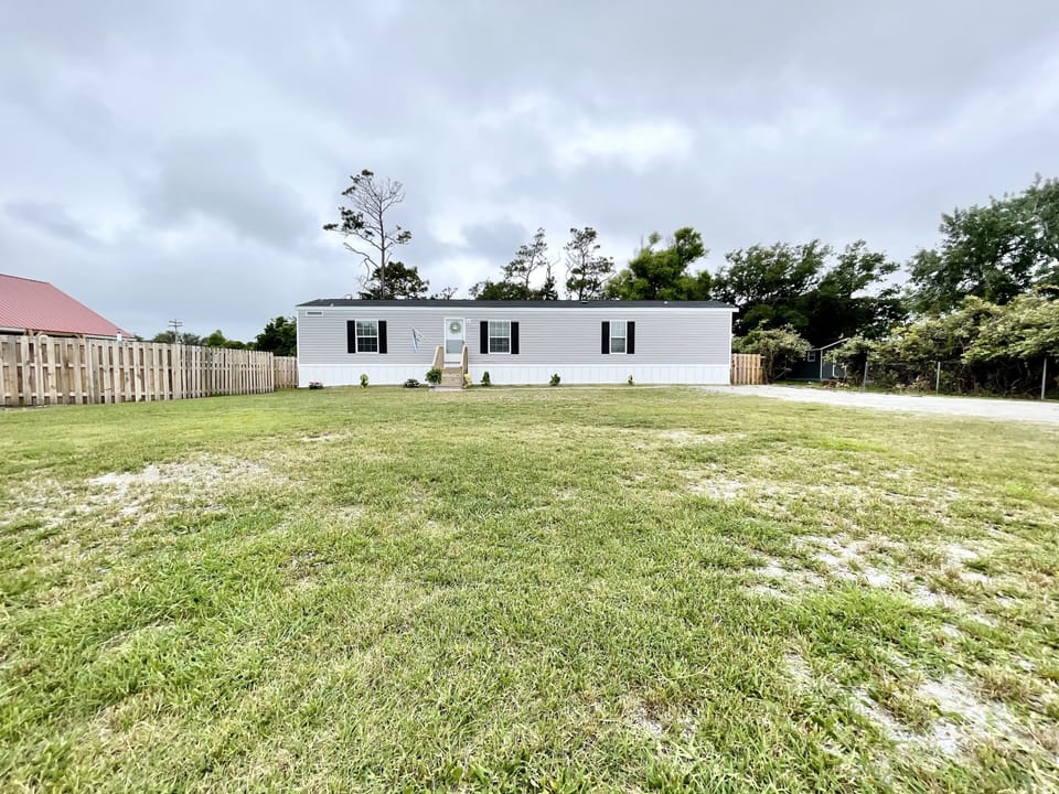 The High Tider Retreat. Plenty of parking. RV Hookup/Driveway to the right.