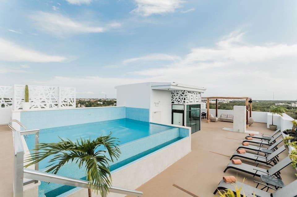 Pool and sun tanning area