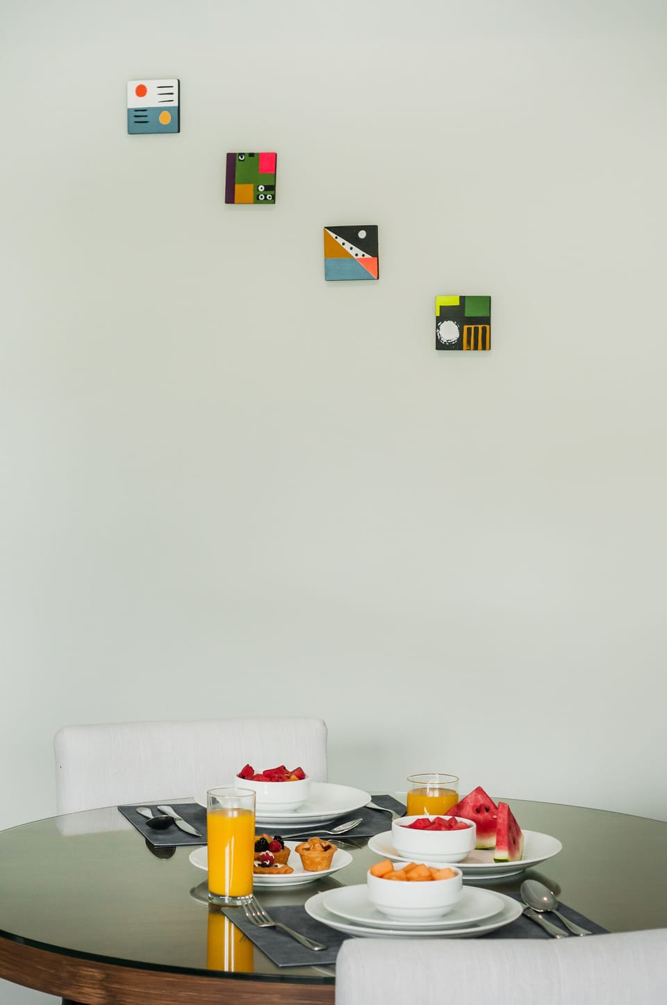 Nice dinning table for4