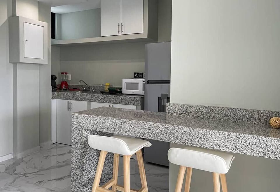 Equiped kitchen with breakfast bar