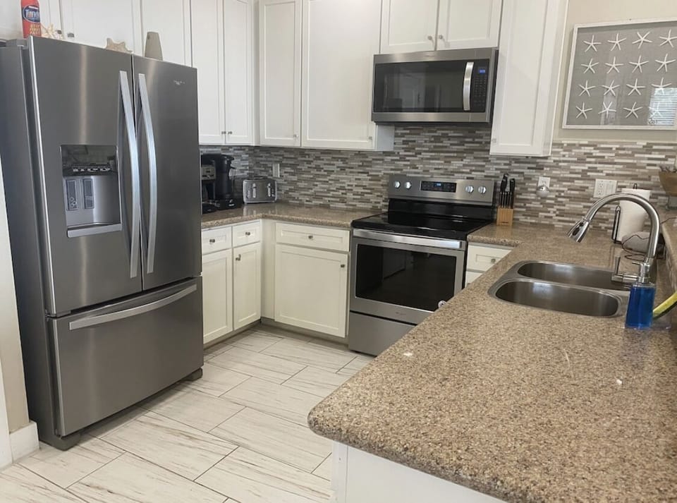 Fully equipped Kitchen with New Refrigerator and Oven