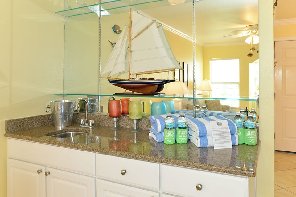 Pour drinks and snack easily at the handy serving counter.